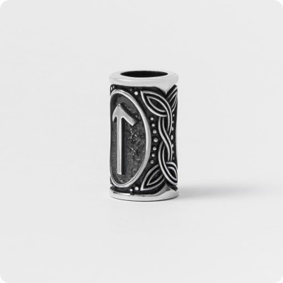 Шарм с руной Тейваз (Тюр) из серебра