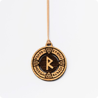 Руна Райдо (Рейд) в руническом круге из дерева (Странник)