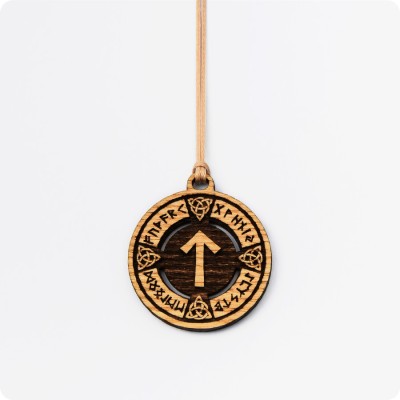 Руна Тейваз (Тюр) в руническом круге из дерева (руна Войны)