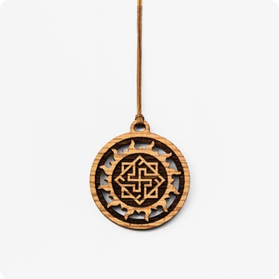 Оберег Валькирия в Солнечном круге из Дуба