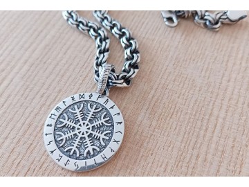 Агисхьяльм Шлем Ужаса в Руническом круге