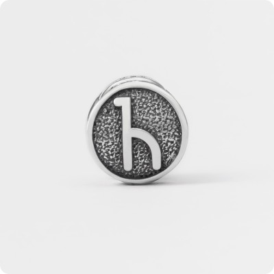 Шарм из серебра с руной Нюх